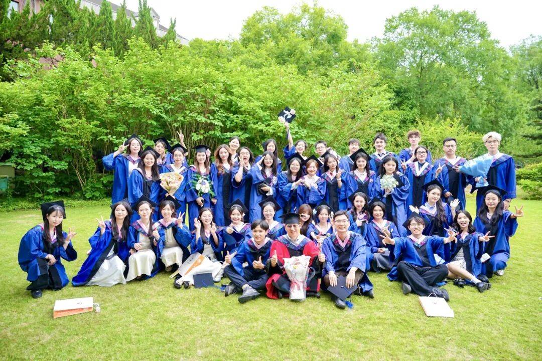elko30d's tweet photo. [四年前揣着懵懂闯进校园，今天抱着沉甸甸的回忆挥挥手——毕业快乐，我的青春不落幕] https://t.co/uZeLfgKS6W