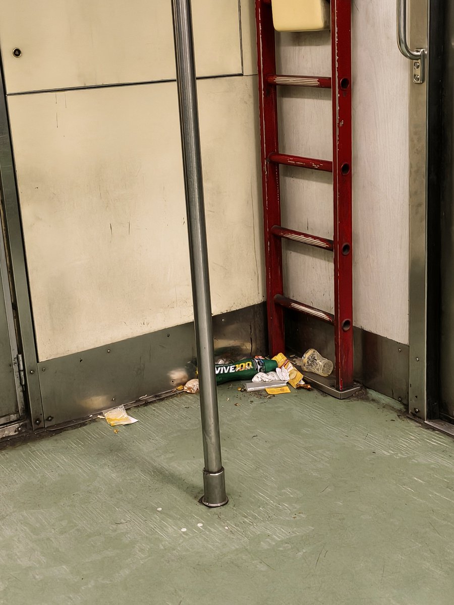 el_Christo_Men's tweet photo. @MetroCDMX Una barridita aunque sea. Metro Línea 6 vagón N. 1902. ¡Gente! no sean pinches cochinos, nada les cuesta llevarse la basura a su trabajo o a su casa y tirarla ahí. https://t.co/k6pLz0PVeR