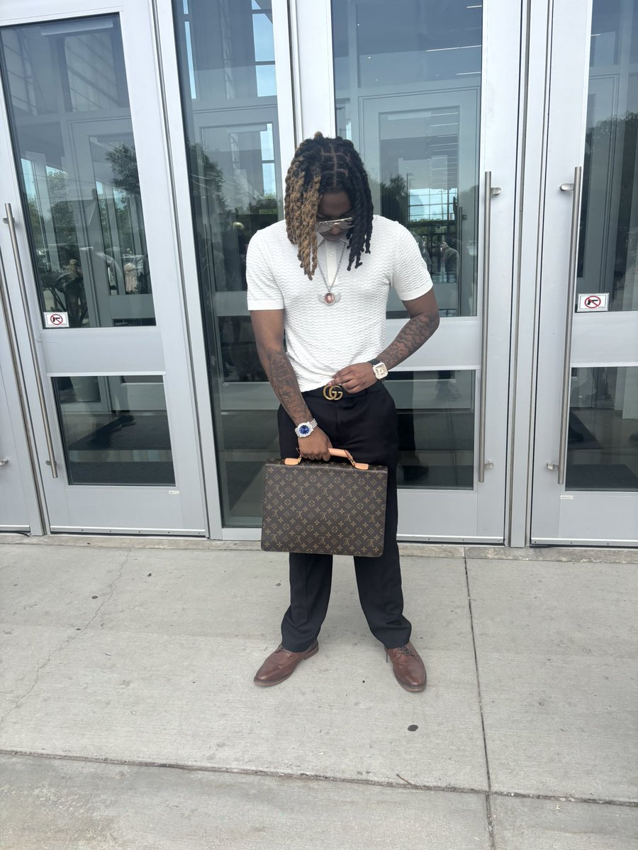 tmoeedag_'s tweet photo. We go suit🤷🏾 #chicago #artist #killaward #chi #handsome 🅱️🚧 https://t.co/5NWP5W8XF8