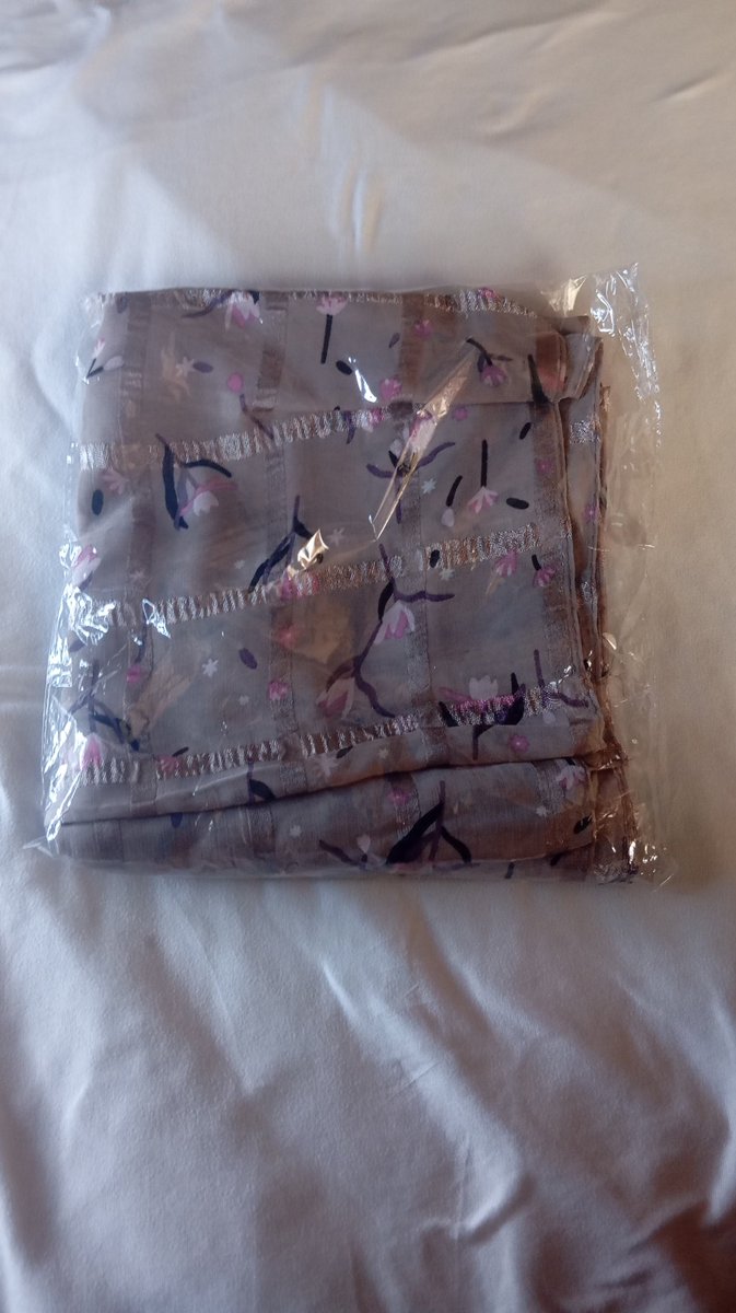 SummiInc's tweet photo. Since, this tweet is doing the rounds — let me plug my business. I sell jersey and chiffon veils. They are beautiful, super comfy and breathable. I also make customised veil bouquets, it's the perfect gift. https://t.co/U0wzYkgCB8