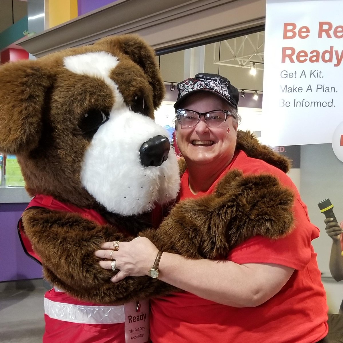 RedCross's tweet photo. Volunteers like Linn Hughes are part of the reason why military families never have to face life's most challenging moments alone.

As a dedicated volunteer with the @RedCrossNTX since 2018, Linn supports our Hero Care Network. This 24/7 support system helps active-duty service members and their families navigate emergencies and major life events.

From the death of a loved one to the birth of a child, Hero Care Network volunteers help coordinate emergency communications and provide critical support, taking one less worry off the shoulders of the military community during stressful and emotional times.

“We help make sure they have the correct information so decisions can be made quickly," Linn said.

In 2025, Linn was recognized with a Service to the Armed Forces Excellence in Service Award for the difference she makes through her volunteer service. But her impact reaches far beyond the military community. Whether delivering relief supplies to people affected by disasters, helping families prepare for emergencies, or installing free smoke alarms in homes, Linn shows up with compassion and care.

“Sometimes people just need someone to be there,” Linn said.

Thank you, Linn, for always being there when people need it most. ❤️