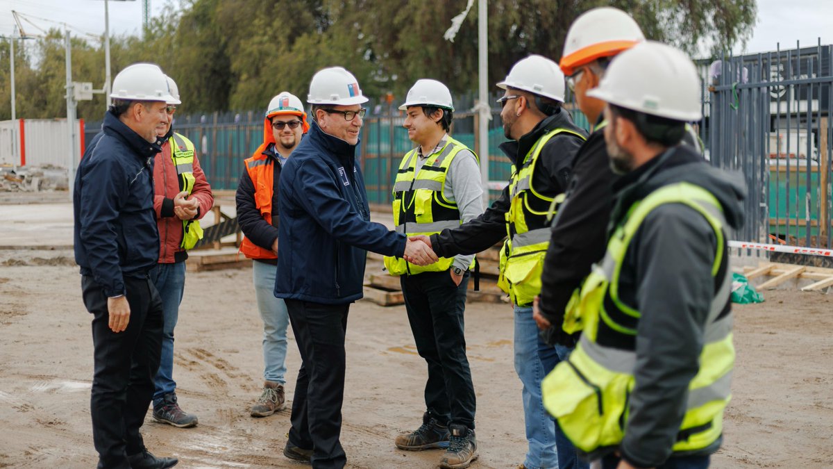 DanielMasValdes's tweet photo. ¡Un nuevo paso del #ModoEmpleo! 🚀 

Junto al biministro @LouisdeGrange anunciamos un plan de inversiones en infraestructura pública que permitirá generar más de 246 mil nuevos empleos en todo el país, impulsando el desarrollo en las regiones y la reconstrucción de las zonas afectadas por las recientes emergencias climáticas. Más inversión, más crecimiento y más oportunidades para Chile 💪
