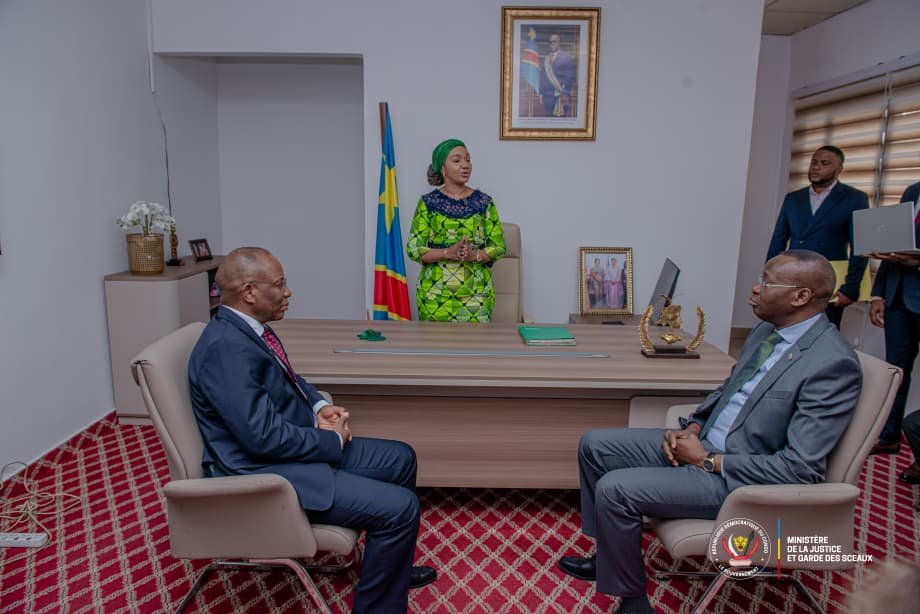 NgefaGuillaume's tweet photo. 28/07/2026| Ce mardi 28 juilllet 2028, j’ai effectué une visite de travail au Guichet unique de création d’entreprise (GUCE), aux côtés du Vice-Premier Ministre, Ministre de l’Économie nationale, Daniel Mukoko Samba, et de la Directrice générale a.i., Me Mabibi Kisolokele. Cette mission était consacrée aux réformes engagées pour moderniser cet établissement stratégique.
La présentation de la Direction générale, suivie de la visite des différents services, notamment du centre informatique, a permis de constater les avancées significatives dans la digitalisation et la simplification des formalités de création d’entreprise. Le nouveau portail numérique offrira un meilleur suivi des dossiers, une transparence accrue des coûts et des procédures plus rapides et accessibles.
Cette modernisation est essentielle pour faciliter l’entrepreneuriat, renforcer la formalisation de l’économie, soutenir la création d’emplois et accroître l’attractivité de la RDC.
J’ai toutefois rappelé que l’amélioration du climat des affaires doit impérativement s’accompagner d’une sécurité économique renforcée et du strict respect de la légalité. Les instruments de l’État ne peuvent, en aucun cas, être détournés à des fins de blanchiment de capitaux, de financement d’activités illicites ou de contournement des mécanismes de contrôle.
J’ai insisté sur la nécessité de disposer de mécanismes efficaces de vérification, de traçabilité et de contrôle, en tenant compte des risques liés à la situation sécuritaire de certaines zones du territoire, et dans le respect de la loi ainsi que des droits des personnes concernées.
Notre objectif est clair : construire un GUCE moderne, numérique, transparent, performant et sécurisé, qui facilite l’activité de l’entrepreneur honnête tout en protégeant notre économie et les intérêts fondamentaux de la République.
@Presidence_RDC @PrimatureRDC @DMukokoSamba