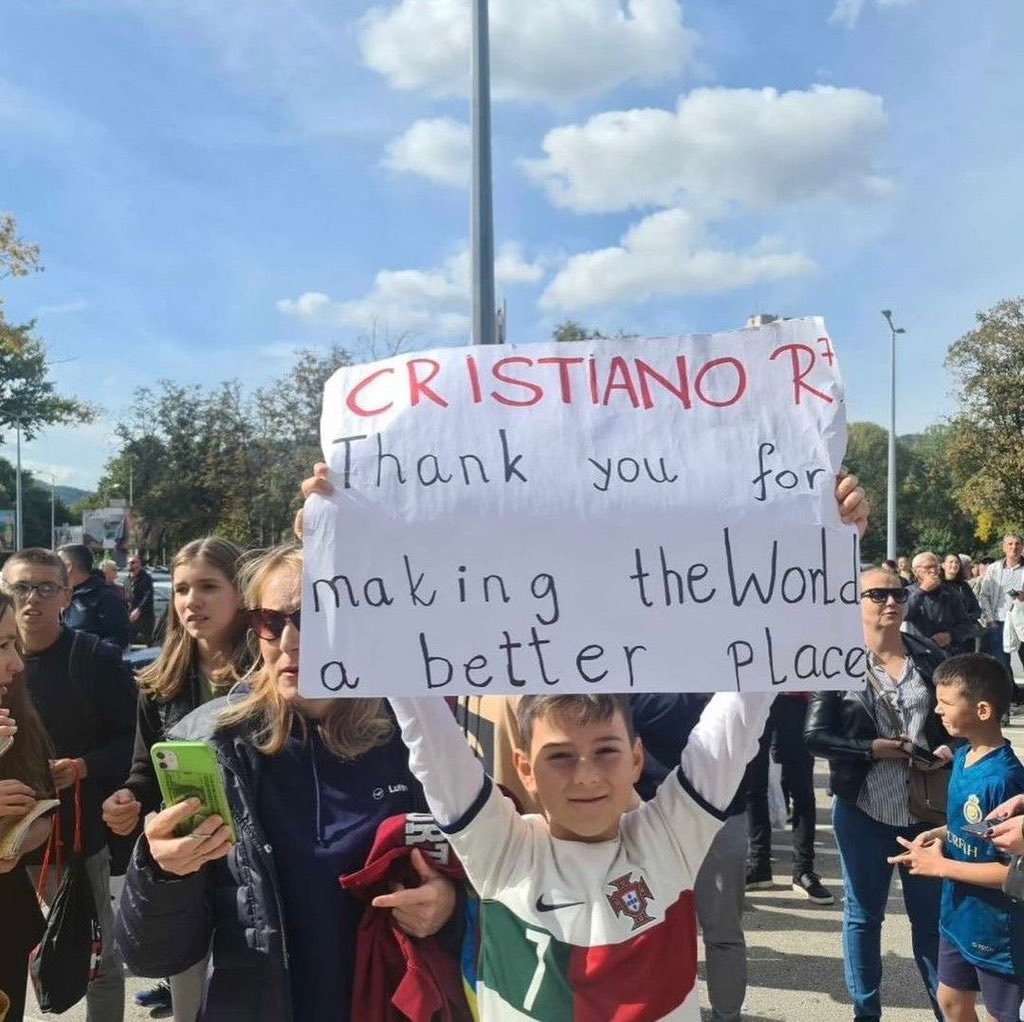 tweetcunha's tweet photo. A little Portuguese kid was seen in the street of Lisbon holding this banner 🥺 https://t.co/crUeEdpTcc