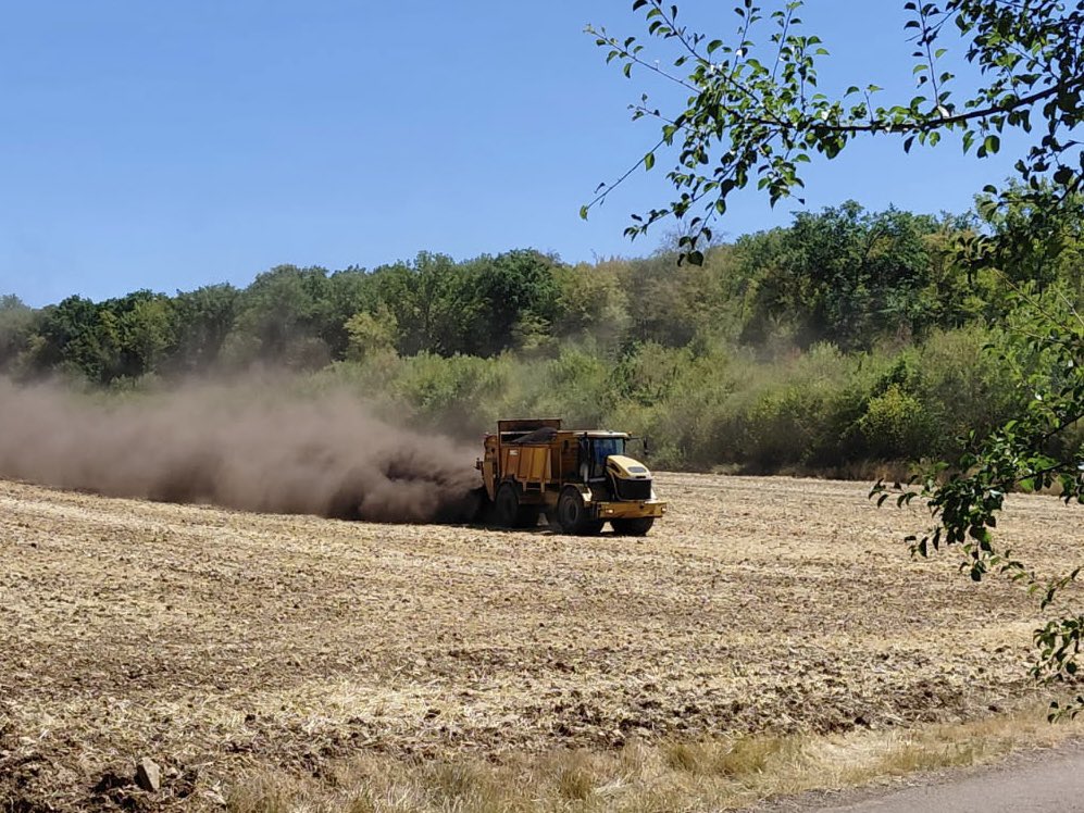 OlivierCOSTE2's tweet photo. Maintenant que le compost est épandu chez une #Agriculture.
Il faut de la pluie @BONNIN1402,de la vraie et pas q’un peu @PierreA_Marre.
Surtout,si l’on veut réussir les futurs semis des #Colzas.
Autrement @terresinovia,qu’elle est la date limite des 🌱 en zone #SuperKdr 🪲 ? https://t.co/8TvC6D8EI1