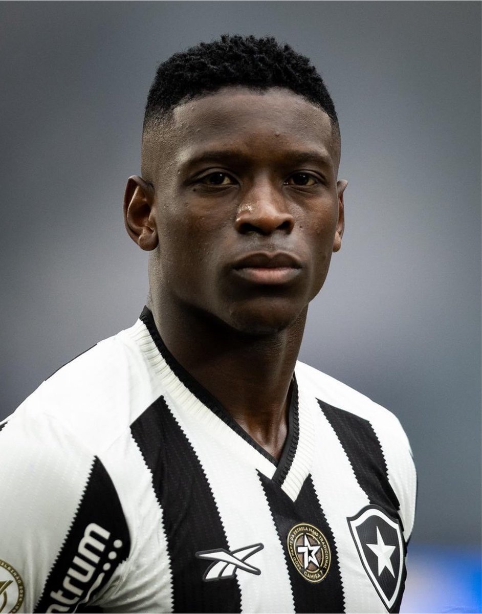 informafogo's tweet photo. Gabriel de Alba e João Paulo Magalhães APOIAM um retorno de Luiz Henrique ao Botafogo.

Os dirigentes entendem que o retorno de um ídolo poderia fazer o Alvinegro aumentar o número de receitas em bilheterias, sócios, patrocínios e uma volta da conexão com a torcida. É o famoso “ganha-ganha.”

É uma negociação que Alba e JP querem muito que aconteça. 

— @canaldomedeiros