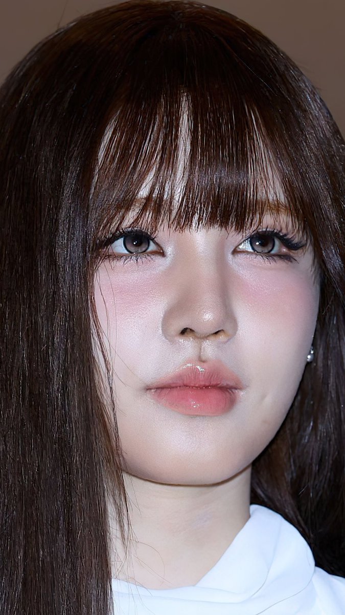 xngmoon's tweet photo. @sanaisms @wdzvlvt it looks different since she got her nose done https://t.co/3D90ww2yu1