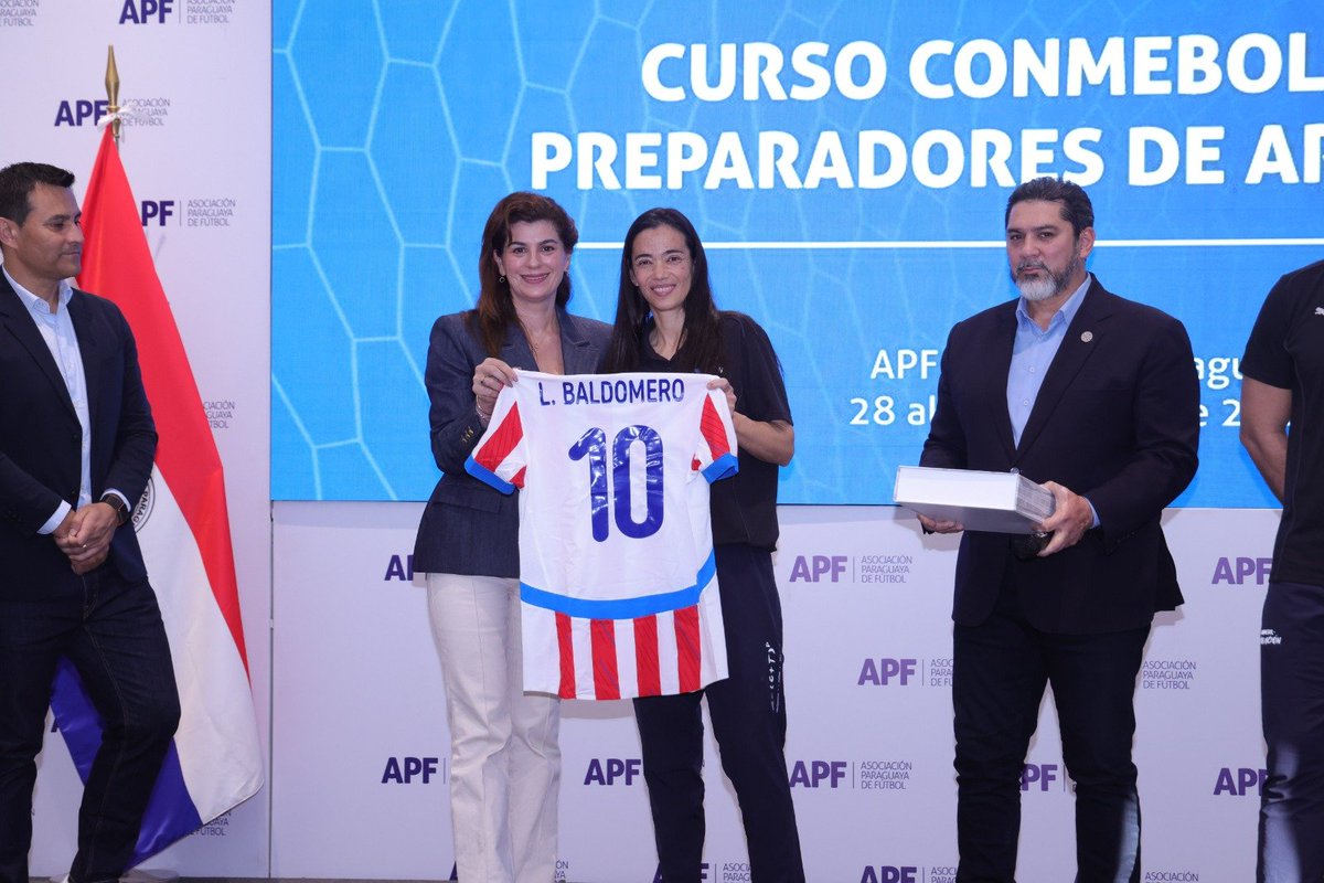 APFOficial's tweet photo. Formación de vanguardia para nuestros profesionales 🧤⚽️

En la Sede Central de la Asociación Paraguaya de Fútbol se dio inicio al Curso para Preparadores de Arqueros CONMEBOL - APF. Un espacio de capacitación liderado por los instructores Loreana Baldomero y Osvaldo Peranzzoni, de Argentina, y Tiago Mehl de Brasil.

En esta primera jornada, el foco estuvo puesto en la conceptualización del rol a nivel continental, abordando temas clave como el ADN del arquero sudamericano, el proceso de formación en categorías infanto-juveniles y el diseño de tareas para la enseñanza técnica y el gesto mixto. Un paso fundamental para elevar los estándares de preparación en nuestro fútbol. 

➡️ https://t.co/AHo7vjnlgS

✅ #DesarrolloAPF | @CONMEBOL