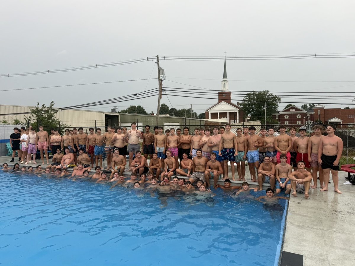 BE_Chargers's tweet photo. Had an awesome kick off to our camp week on Monday! We were so thankful to have former Charger Justin Hall come and speak to the team! We ended the night with some team bonding at the city pool which was a blast! Back to work to finish out camp week! https://t.co/NMjSUenZ6C
