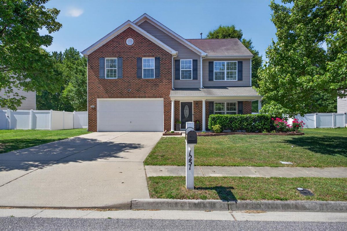 tompullen_1's tweet photo. Interested in this property in Chesapeake? Contact me to see it in person! #homesforsale https://t.co/EUYVZPwbIV