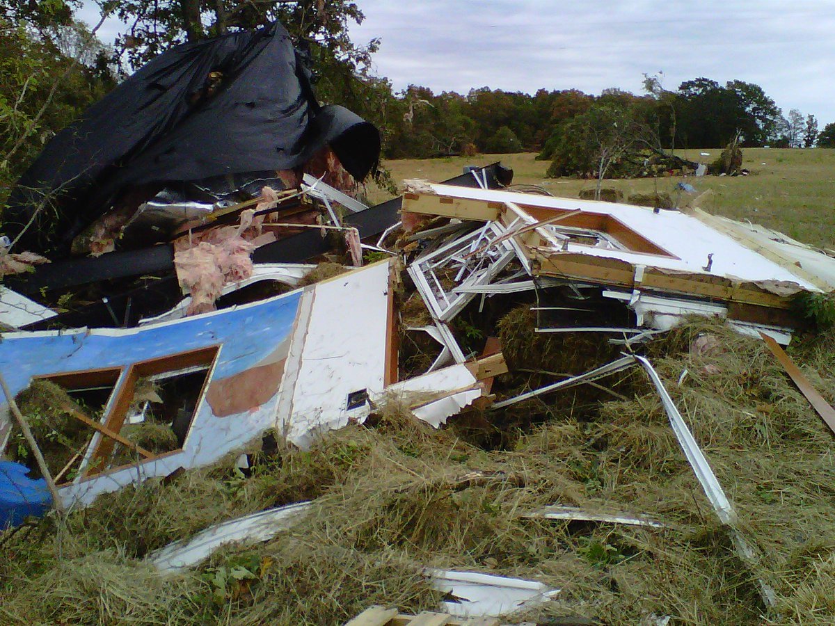 weather_history's tweet photo. August 10, 2011:

An early-morning EF2 struck near Locust Grove in eastern Oklahoma. The twister was spawned by an MCS and tracked for five miles, destroying a few mobile homes and other structures along its path. One person was killed and two others were injured.

#wxhistory https://t.co/1HpGatdPvG