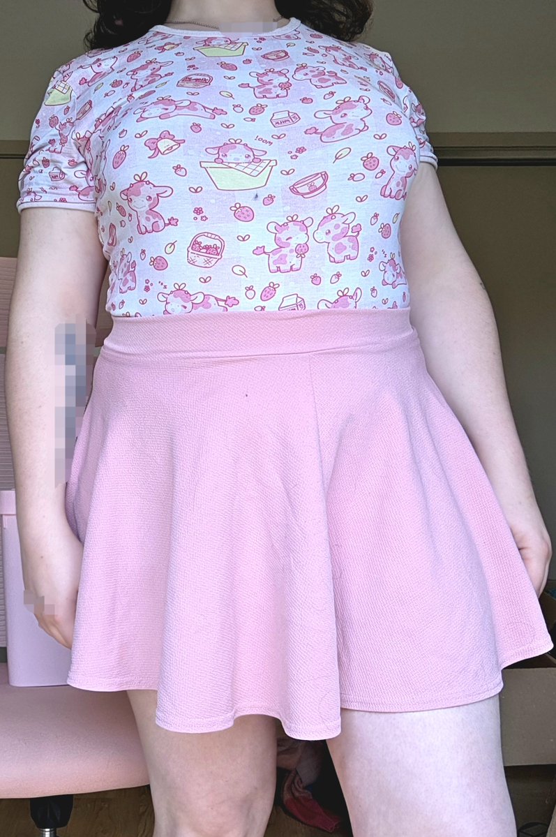 Theamazingbimbo's tweet photo. OKAY!! I feel so cute in these pics! I love how pink I look and how little i feel! Would you add anything to my outfit?#abdl #littlespace #littletime #abdlonesie #odu https://t.co/AD1hqKa6OR
