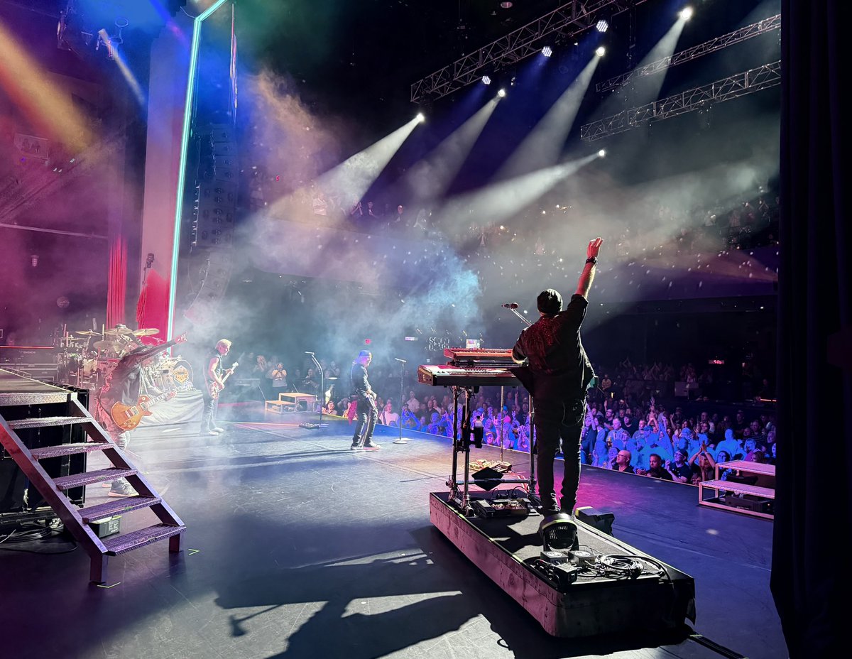 ericlevymusic's tweet photo. Thank you Detroit!! https://t.co/alE9gihhFr