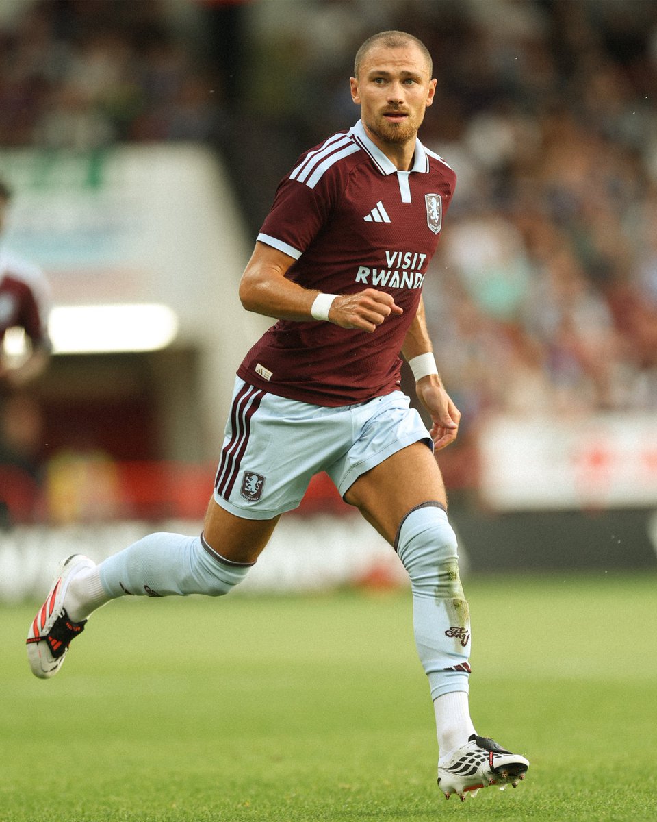 AVFCOfficial's tweet photo. 🎶 He's our right-back, he's our number two 🎶 https://t.co/ivvfhvTXyB