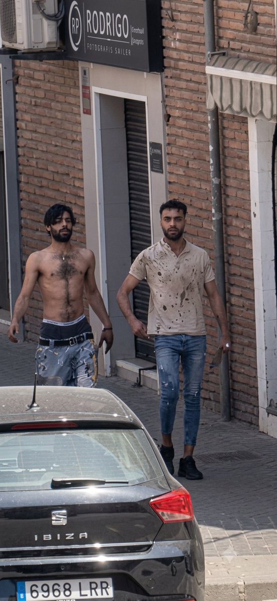 jeflopo's tweet photo. @iBestiario Pues sí, vamos avanzando. Hace poco estuvieron 2 furgones de los mossos, uno de perros antidroga, y varios de policia judicial. Asaltaron el piso con subfusiles, estuvieron como 4 horas dentro. Ni un sólo disparo, ni un sólo ruido. Se los llevaron detenidos y tapiaron el piso. https://t.co/Nc4vNefZlw