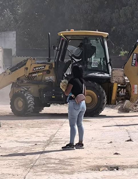 diariopanorama's tweet photo. “Los escombros me rompieron el alma y sepultaron mi vida”. Gabriela Yánez es periodista y perdió a sus dos hijas, a sus padres y a su abuela en la tragedia del doblete sísmico el 24 de junio. Vivían en Los Corales.

Entre lágrimas, en el programa de Shirley Varnagy, narró lo que sufre desde esa tarde: “Entré por la calle de arriba y no veía ningún edificio… estaba todo desplomado. Por cosas de Dios entró la señal de teléfono y empezaron a llegar los mensajes del papá de mis hijas, de mi hermana y un primo. Todos querían saber cómo estábamos y les dije: ‘Necesito ayuda, no veo el edificio, mi familia está desaparecida’.

Yo pensaba en mis hijas. Darling tenía 7 años y Dulce María iba a cumplir 2 años el 25 (de junio). Le decía al papá de mis hijas que no tenía esperanzas, nosotros vivíamos en el piso 1.

Los primeros días estábamos nosotros, hasta yo misma, con un pico, buscando entre los escombros. No me iba a quedar sentada. Yo decía: ‘A mí me duelen los míos’, por eso busqué guantes para ayudar a remover. Cuando llegaron rescatistas de otros estados asumieron un compromiso conmigo para buscar a mi familia. Duramos nueve días (…).

La gente me preguntaba si tenía esperanzas y decía que no… solo quería encontrarlos porque si eso me pasa a mí sé que mi papá y mi mamá hubieran hecho lo mismo. No me iba a perdonar el hecho de irme y dejarlos allí”.

“Sentí un alivio”, expresó sobre el momento de recuperar los cuerpos.
Para Gabriela Yánez, “hay que valorar más, no solo a la familia, sino a los amigos, a compañeros de trabajo porque la vida cambia rápido. Yo ese día salí, hablé con mi hija mayor a las 3:00 pm y con mi mamá una hora después (…)”.

Hace dos días publicó en redes: “Soy la muchacha de 28 años que perdió todo en Residencias Los Corales y que continúa yendo día tras día con la ilusión de recuperar hasta el mínimo objeto de sus hijas para tratar de calmar un poco el dolor (…)”.

#Venezuela #LaGuaira