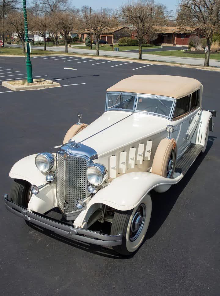 Millie1211ff's tweet photo. What year is this car? This is the first time I've seen such a beautiful car. https://t.co/bCSyuQAH9g