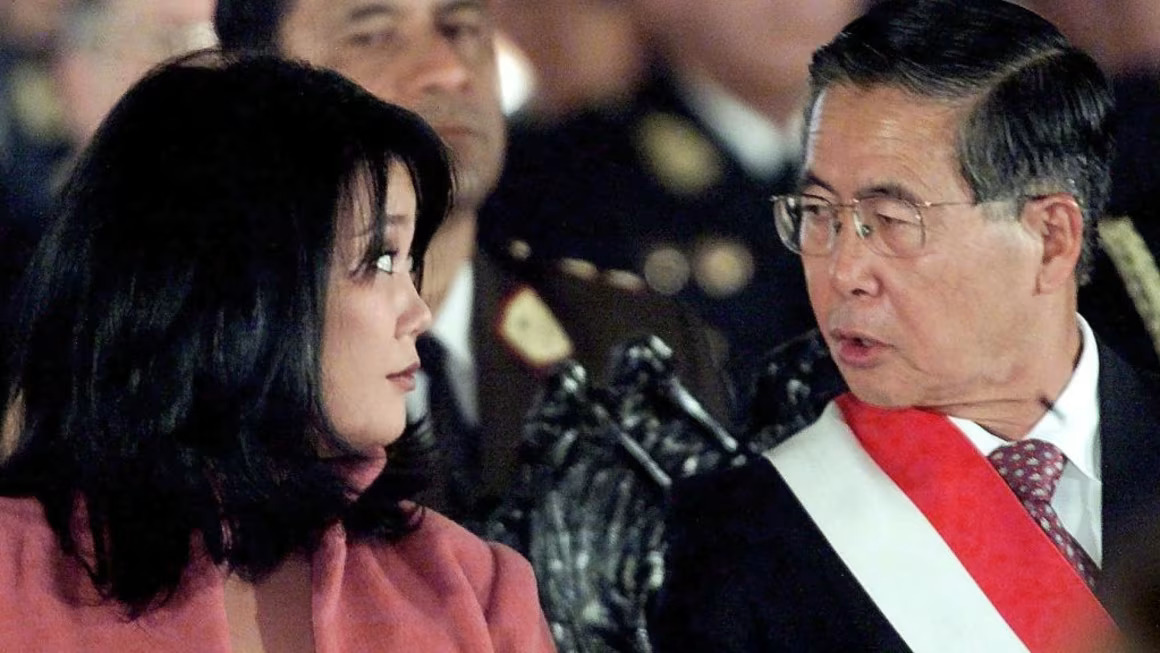 _right_n0w_'s tweet photo. Keiko Fujimori: de primera dama adolescente a presidenta de Perú en su cuarto intento https://t.co/HNIyO1WqZf #KeikoFujimori #Perú #PrimeraDama https://t.co/oDQp8T88gv