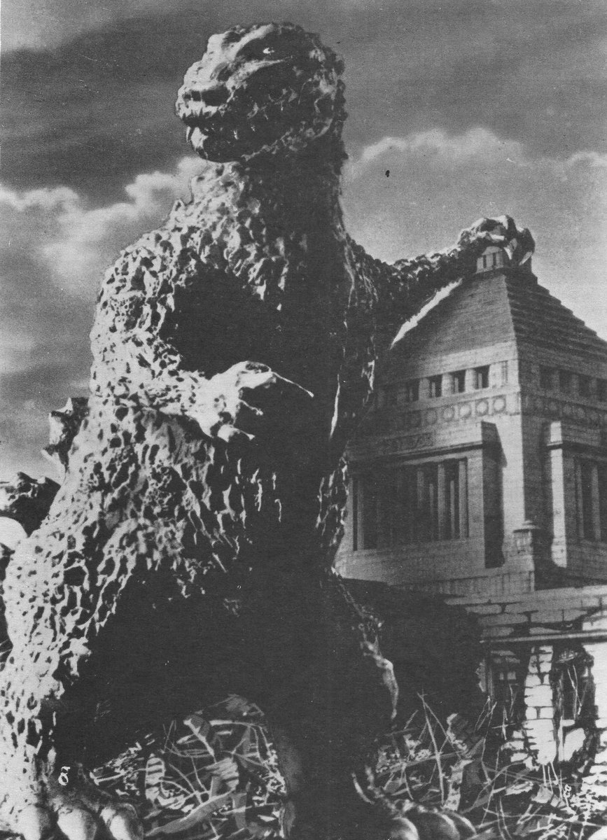 Godzilla_shots's tweet photo. 1954 concept piece https://t.co/9zyy7lvqhW