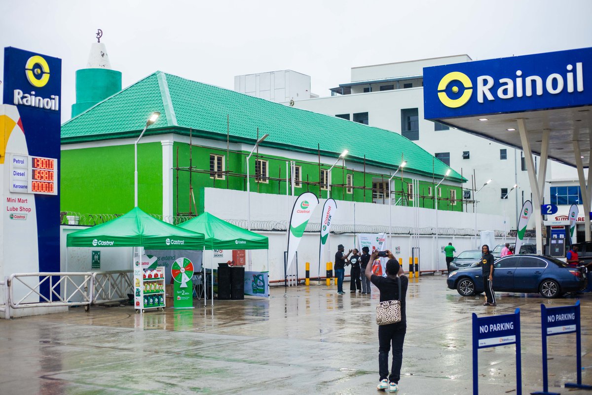 EternaIndLtd's tweet photo. What a turnout at Rainoil, Oniru! 🔥
Oniru was buzzing, Rainoil delivered, and Castrol brought the excitement.
- Next stop: ASPAMDA | 31 July.
Bringing the Castrol experience closer to the heart of the lubricant trade.
@RainoilLimited 
#CastrolLubricants #ProtectMoreDriveMore https://t.co/ObjmLplmLi