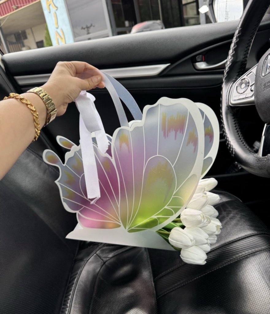 Almirstoree's tweet photo. Hergün farklı hediye alan kızların yanında gönlü bile alınmamış kızlar 🥺 https://t.co/QtqVVH8hEt