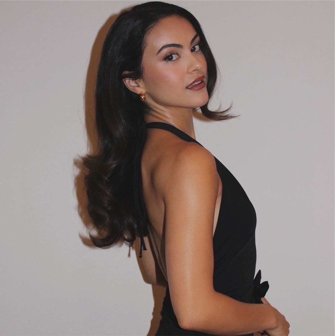 updatecultura's tweet photo. Camila Mendes revela que seu transtorno alimentar piorou durante as gravações de “Riverdale”:

“Eu usava roupas muito diferentes do que escolheria no meu dia a dia. Eram vestidos justos, minissaias, salto alto, mostrando a barriga. Se eu me sentia inchada ou não estava bem comigo mesma naquele dia, precisava vestir algo que me fazia sentir ainda pior e extremamente insegura. Esse padrão de perfeccionismo apareceu muito na minha relação com o meu corpo.”
