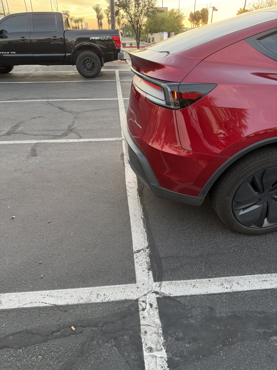 PhoenixFSD's tweet photo. @redbottravels The hell is this? And the visualization saw that it parked right here. It literally knew better. https://t.co/MtK8v8azwT