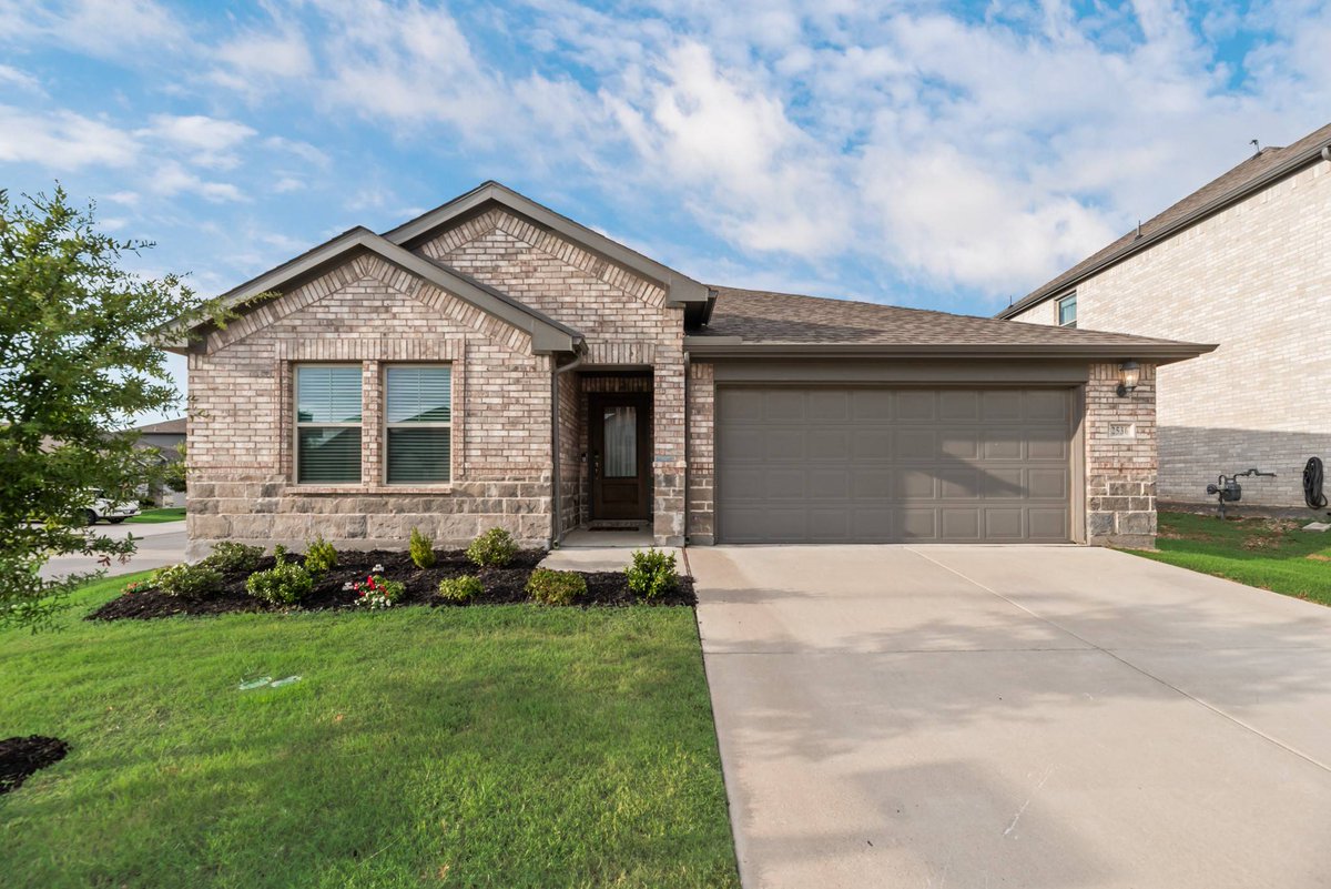 Kings_RE_Group's tweet photo. Price just reduced on this 2021-built 4 bed, 3 bath Fort Worth home—plus the seller is offering incentives toward closing costs and/or an interest rate buy-down 😍  

Take a look at 2536 Peoria Dr here:  
https://t.co/JxjT87vpIf  

#FortWorthRealEstate #HomeForSale https://t.co/fpjpGejz7g