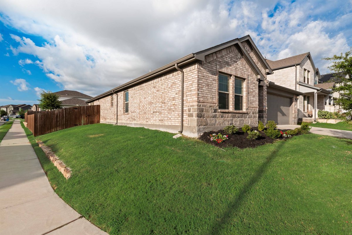 Kings_RE_Group's tweet photo. Price just reduced on this 2021-built 4 bed, 3 bath Fort Worth home—plus the seller is offering incentives toward closing costs and/or an interest rate buy-down 😍  

Take a look at 2536 Peoria Dr here:  
https://t.co/JxjT87vpIf  

#FortWorthRealEstate #HomeForSale https://t.co/fpjpGejz7g