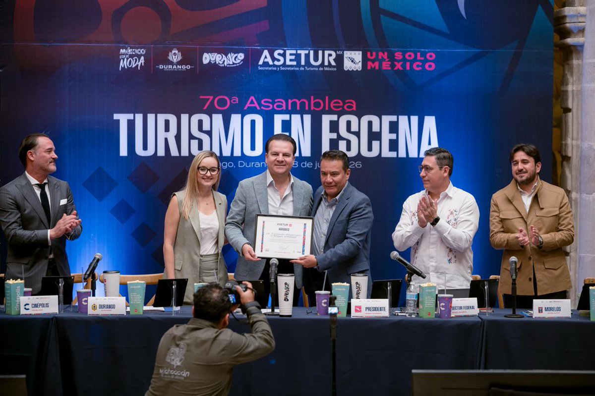 EVillegasV's tweet photo. Hoy fuimos sede de la 70ª Asamblea de ASETUR, un encuentro en el que participan representantes de distintos estados del país para impulsar la promoción de nuestros destinos y fortalecer la industria audiovisual. 🇲🇽

Durango es #UnMundoDeCine y por eso seguimos fortaleciendo el turismo y proyectando todo lo que nuestro estado tiene para ofrecer. 🎬

Nuestro estado es una joya escondida en el norte de México y tenemos todo para que el mundo la conozca. La clave está en trabajar unidos, sumar esfuerzos y mandar un mensaje claro: México lo tiene todo para ser una potencia turística. 🌎🇲🇽