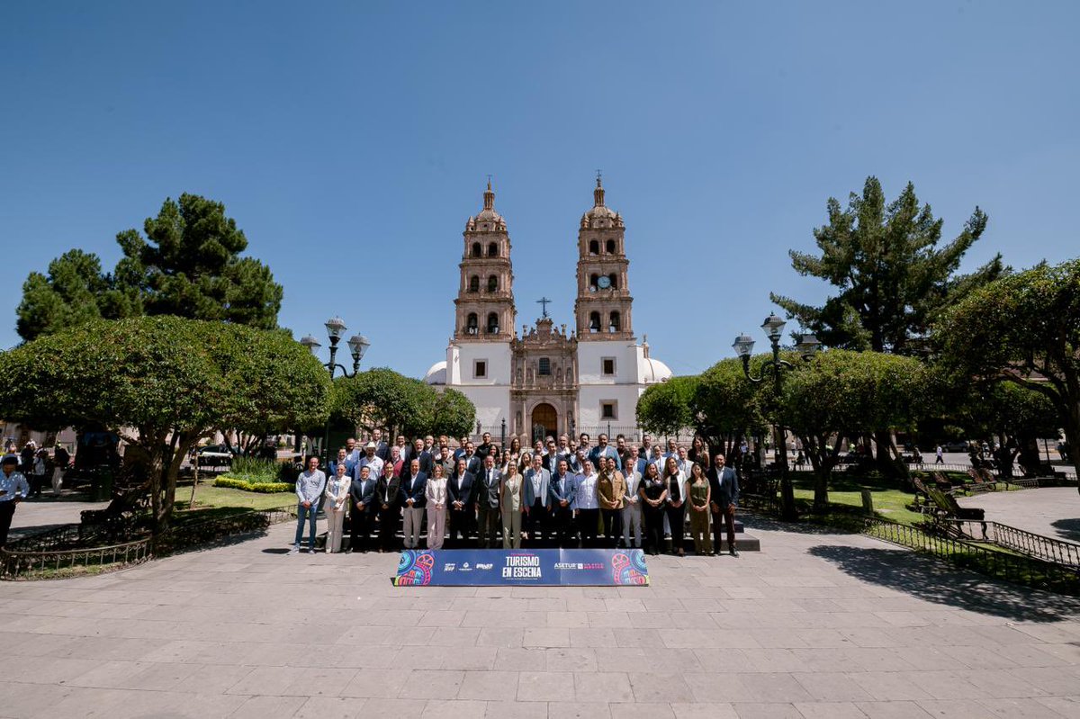 EVillegasV's tweet photo. Hoy fuimos sede de la 70ª Asamblea de ASETUR, un encuentro en el que participan representantes de distintos estados del país para impulsar la promoción de nuestros destinos y fortalecer la industria audiovisual. 🇲🇽

Durango es #UnMundoDeCine y por eso seguimos fortaleciendo el turismo y proyectando todo lo que nuestro estado tiene para ofrecer. 🎬

Nuestro estado es una joya escondida en el norte de México y tenemos todo para que el mundo la conozca. La clave está en trabajar unidos, sumar esfuerzos y mandar un mensaje claro: México lo tiene todo para ser una potencia turística. 🌎🇲🇽