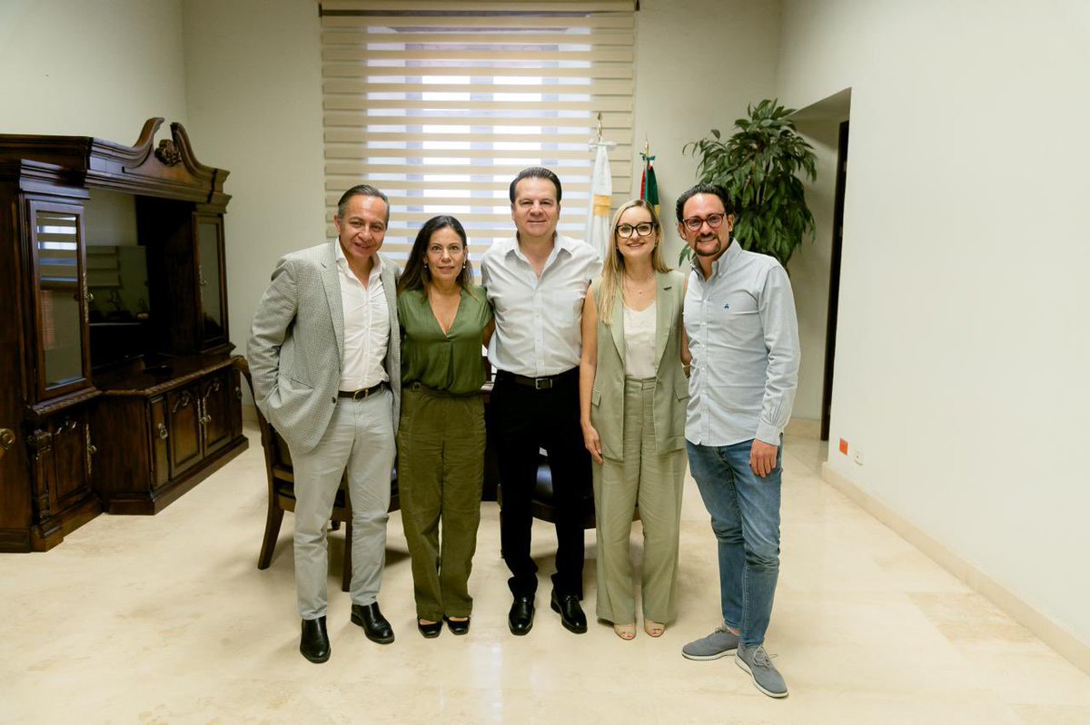 EVillegasV's tweet photo. Hoy fuimos sede de la 70ª Asamblea de ASETUR, un encuentro en el que participan representantes de distintos estados del país para impulsar la promoción de nuestros destinos y fortalecer la industria audiovisual. 🇲🇽

Durango es #UnMundoDeCine y por eso seguimos fortaleciendo el turismo y proyectando todo lo que nuestro estado tiene para ofrecer. 🎬

Nuestro estado es una joya escondida en el norte de México y tenemos todo para que el mundo la conozca. La clave está en trabajar unidos, sumar esfuerzos y mandar un mensaje claro: México lo tiene todo para ser una potencia turística. 🌎🇲🇽