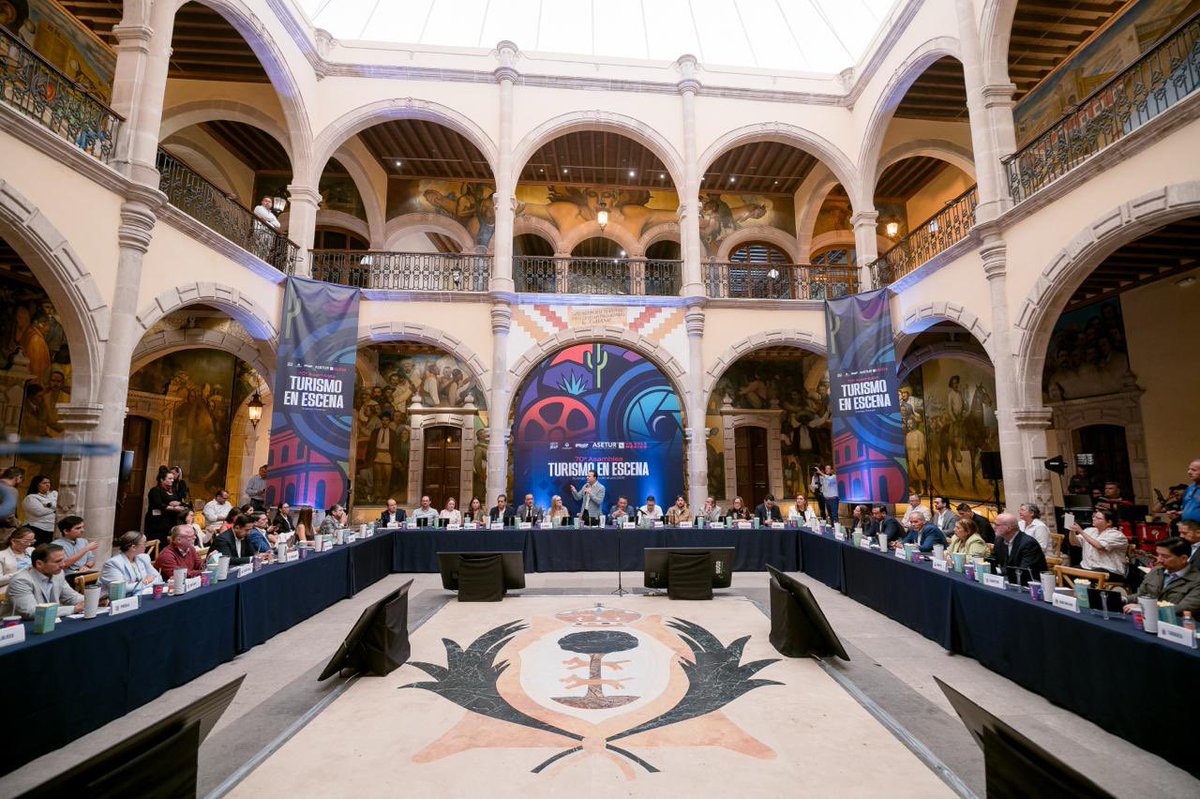 EVillegasV's tweet photo. Hoy fuimos sede de la 70ª Asamblea de ASETUR, un encuentro en el que participan representantes de distintos estados del país para impulsar la promoción de nuestros destinos y fortalecer la industria audiovisual. 🇲🇽

Durango es #UnMundoDeCine y por eso seguimos fortaleciendo el turismo y proyectando todo lo que nuestro estado tiene para ofrecer. 🎬

Nuestro estado es una joya escondida en el norte de México y tenemos todo para que el mundo la conozca. La clave está en trabajar unidos, sumar esfuerzos y mandar un mensaje claro: México lo tiene todo para ser una potencia turística. 🌎🇲🇽