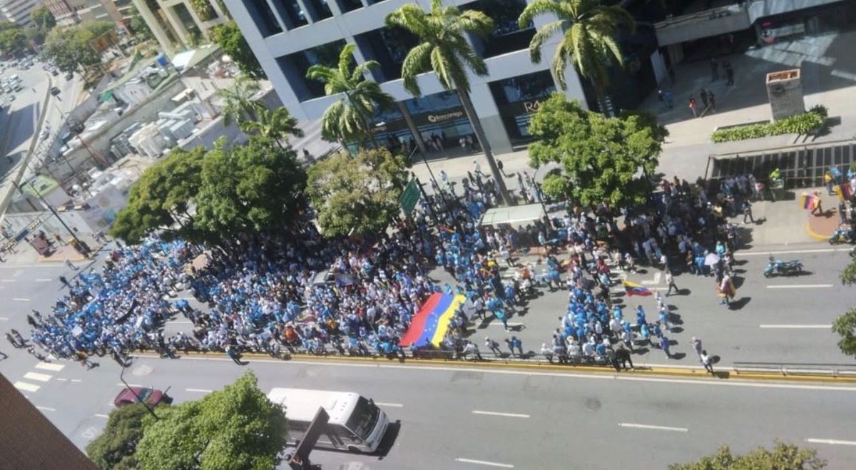 henryortiztv's tweet photo. Por más que intenten vender el cuento de que representan a la mayoría de los venezolanos, la respuesta es evidente. Venezuela cambió, y después del 3 de enero sumado la dolorosa tragedia del estado  Guaira  el 24 de junio, comenzó una nueva etapa en su historia contemporánea. Ignorar ese cambio es seguir leyendo al país con ojos del pasado.