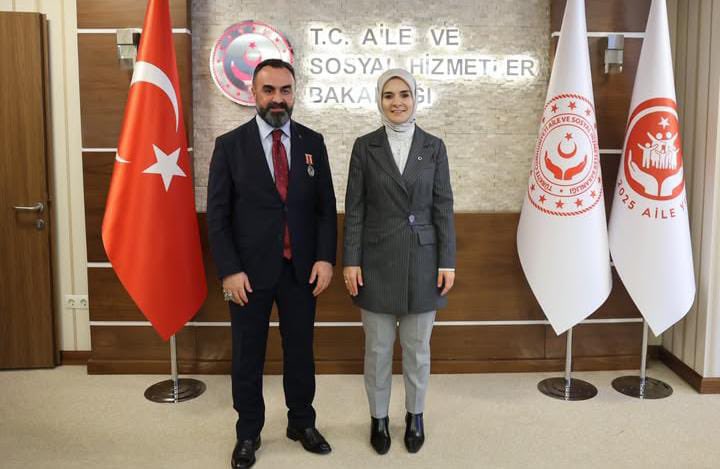 GazilerVakfi's tweet photo. Verilen sözlerin takipçisi olduk, olmaya da devam edeceğiz…

Türkiye Gaziler ve Şehit Aileleri Vakfı olarak aylardır yürüttüğümüz yoğun çalışmaların; gerçekleştirdiğimiz ikili görüşmelerin, yaptığımız istişarelerin, kamuoyuyla paylaştığımız açıklamaların ve devletimizin ilgili makamlarına ilettiğimiz taleplerin neticesinde, şehit ailelerimiz ve gazilerimizin özlük haklarına ilişkin düzenleme tamamlanmış olup kısa süre içerisinde Gazi Meclisimizin takdirine sunulacaktır. Bu düzenleme ile yıllardır devam eden problemler sona erecektir. 

Bu süreçte taleplerimize hassasiyetle yaklaşan ve konunun yakından takipçisi olan;

Cumhurbaşkanımız Sayın Recep Tayyip Erdoğan’a,

Cumhurbaşkanı Yardımcımız Sayın Cevdet Yılmaz’a,

Aile ve Sosyal Hizmetler Bakanımız Sayın Mahinur Özdemir Göktaş’a,

TBMM Millî Savunma Komisyonu Başkanımız Sayın Hulusi Akar’a,

ve emeği geçen tüm milletvekillerimize, bürokratlarımıza ve katkı sunan herkese, şehit ailelerimiz ve gazilerimiz adına teşekkür ediyoruz.

Türkiye Gaziler ve Şehit Aileleri Vakfı olarak, aziz şehitlerimizin emanetleri ve kahraman gazilerimizin haklı talepleri için dün olduğu gibi bugün de yarın da aynı kararlılıkla çalışmaya devam edeceğiz.

Vefa sözle değil, icraatla gösterilir.