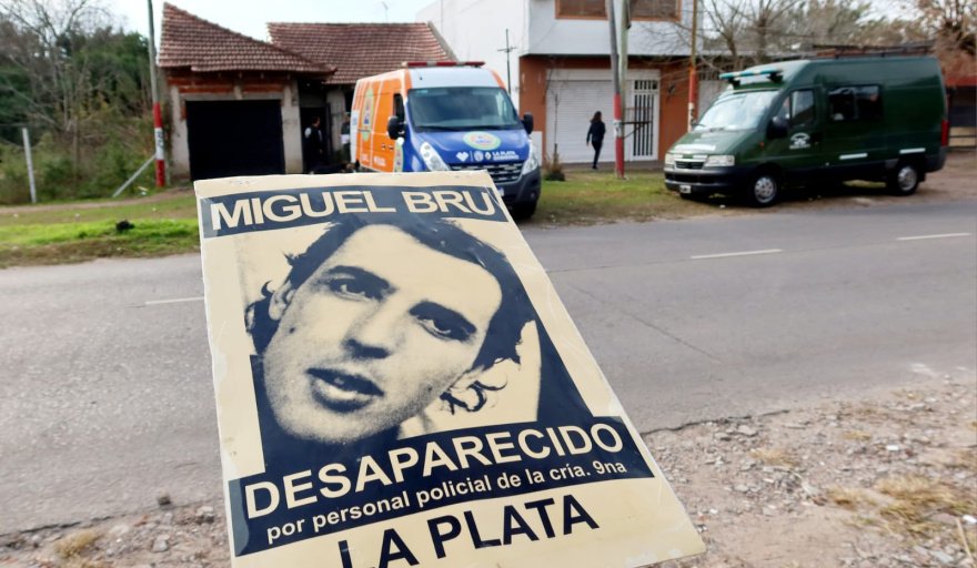 infoblancosobre's tweet photo. El Gobierno provincial aumentó la recompensa para encontrar el cuerpo de Miguel Bru

El monto fue elevado a 10 millones de pesos, con la garantía de preservar la identidad de quienes brinden información.

https://t.co/kFZw4TqA1k https://t.co/EwVprbxFKJ