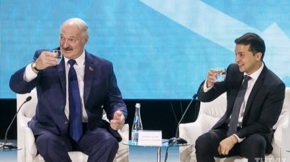 pogrebeckij's tweet photo. ВАГНЕРГЕЙТ
5 років тому, 29 липня 2020 року білоруські державні ЗМІ та силовики повідомили про затримання 33 іноземних громадян (бойовиків ПВК «Вагнера»), що згодом переросло у масштабну політичну кризу та розслідування щодо зриву спецоперації українських спецслужб.
15 листопада 2021 року голова Тимчасової слідчої комісії ВР Мар'яна Безугла заявила, що ТСК встановила «відсутність будь-якої документально оформленої вказівки про відтермінування з боку будь-якої посадової особи», в тому числі з боку Зеленського. Щодо того, що це міг зробити голова Офісу президента Андрій Єрмак, Мар'яна Безугла сказала, що той не має відповідних повноважень.
Операцію було зірвано після того, як, за твердженням ряду джерел та учасників подій, зокрема екс-глави ГУР Василя Бурби, її відклали на один день за вказівкою Андрія Ермака, який послався на усний наказ Зеленського. Внаслідок затримки бойовики були затримані білоруською владою, а потім передані росії.
19 листопада 2021 ексголова ГУР  Василь Бурба підтвердив, що Єрмак від імені Зеленського дав вказівку перенести спецоперацію щодо "вагнерівців".
За словами Зеленського,  він спілкувався з Олександром Лукашенко, обговорюючи питання вагнерівців. "Коли вагнерівці були на території Білорусі, я подзвонив Олександру Григоровичу, попередив його, сказав, що ми готові передати повну інформацію про цих людей", - сказав він.
Лукашенко, за словами президента, сказав йому, що "не підведе".
Таким чином Зеленський зізнався, що практично зірвав операцію на підготовку до якої пішов рік.
Це була спільна спецоперація СБУ, ГУР та спецслужб США мета якою була виманити російських найманців, що брали участь у бойових діях на Донбасі.
Лукашенко передав бойовиків росії.
