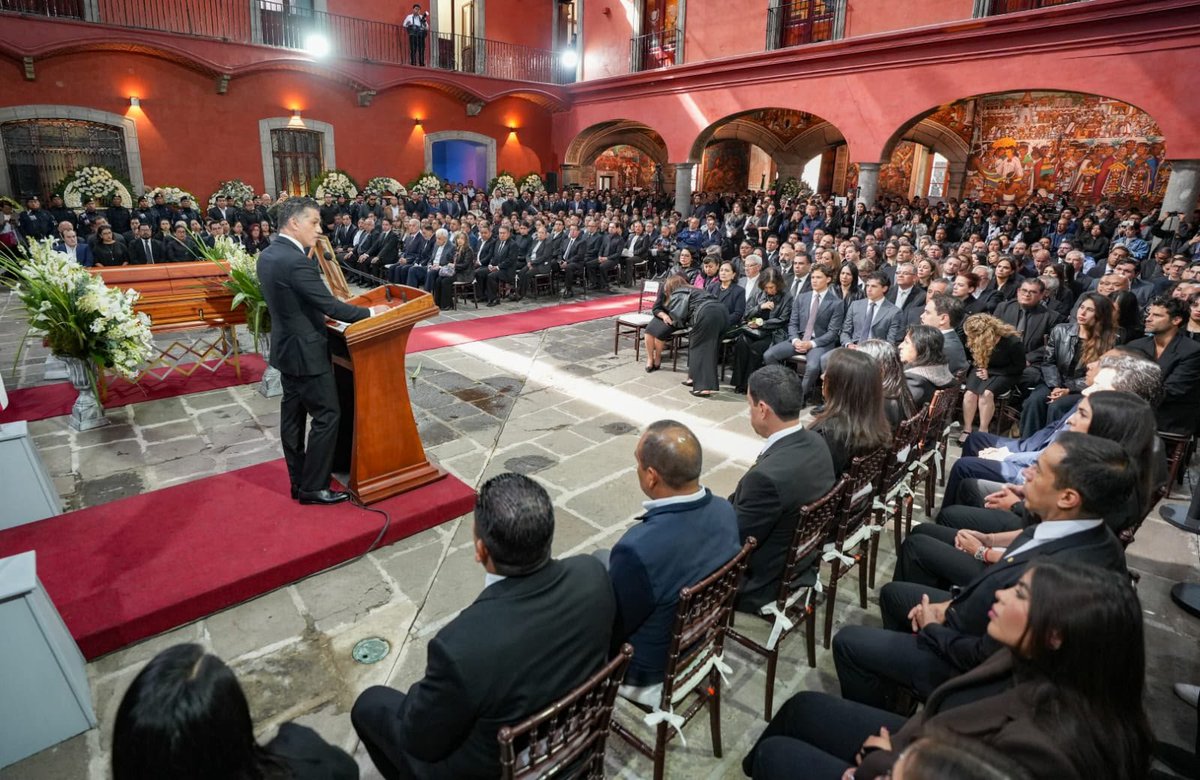 NotiRedTlaxcala's tweet photo. ⚫ Entre murales y honores, Tlaxcala despide al exgobernador Alfonso Abraham Sánchez Anaya en el Palacio de Gobierno. 

¡Toda la información en los comentarios. Chécala! 
https://t.co/DhDEYpQZSI https://t.co/5lO5S5rEu8