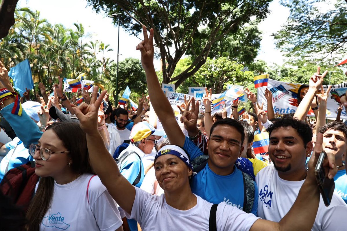 MariaCorinaYA's tweet photo. Hoy, en pequeños pueblos y grandes ciudades de Venezuela, los ciudadanos salieron a las calles a reivindicar el mandato del 28J y a demostrar que juntos y #ConNuestrasPropiasManos lograremos nuestra libertad. 

Hilo 🧵 
Caracas: https://t.co/3I3HOaznat