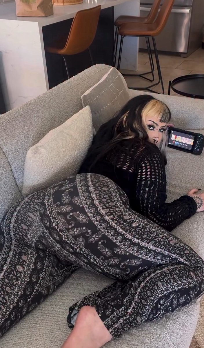onlyybellaaa's tweet photo. we should hang out https://t.co/73nmbPwbZd
