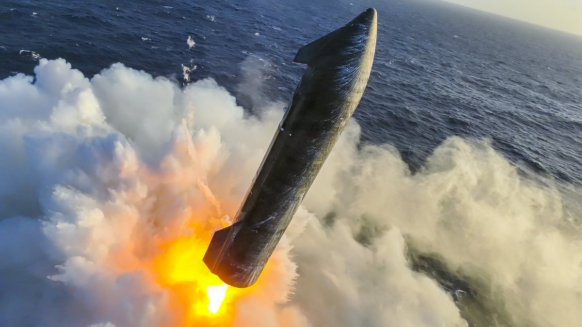 SpaceX's tweet photo. Landing burn and splashdown of Starship on Flight 13 https://t.co/I1BWnGKpPo