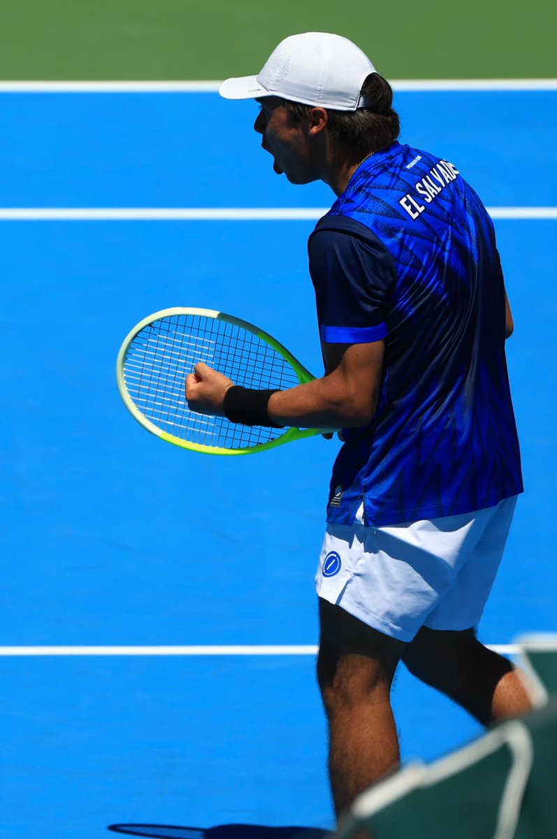 indeselsalvador's tweet photo. ¡Medalla de oro!

#SantoDomingo2026 | César Cruz y Diego Durán, ambos del Programa Esfuerzo y Gloria, vencieron 6-1 y 6-4 a Kaipo Marshall y Stephen Slocombe en la final de los dobles masculinos del tenis de los XXV Juegos Centroamericanos y del Caribe 2026, sumando la cuarta medalla de oro para El Salvador en la justa.

Esta presea sería la primera dorada para el tenis salvadoreño en la historia de la justa multideportiva regional. 

#ConstruyendoElCamino