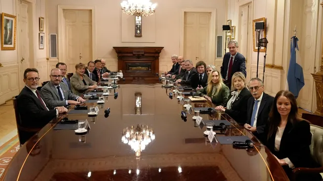juanelegonzalez's tweet photo. Con lo de Georgieva, Milei se convirtió en el 1° presidente en:

-Sumar a una titular del FMI a una reunión de Gabinete
-Sumar al embajador de Israel a una reunión de Gabinete
-Invitar al ex 1° ministro británico al balcón de la Rosada
-Tener un cuadro de Thatcher en el despacho https://t.co/rlETJAabCz