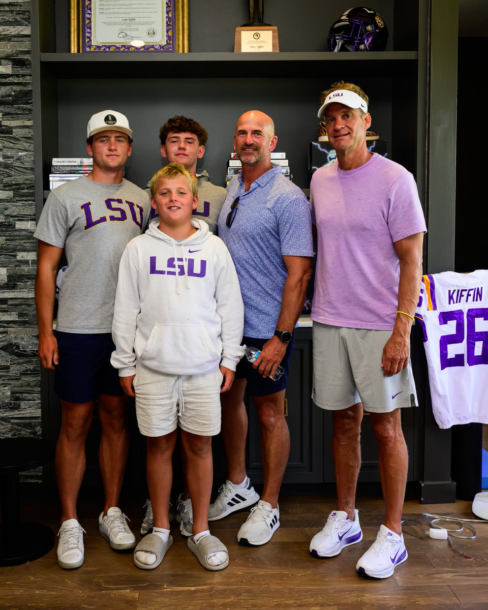 LSUfootball's tweet photo. Welcome home national champion quarterback and No. 18, Matt Mauck! https://t.co/qDopF1KoEm