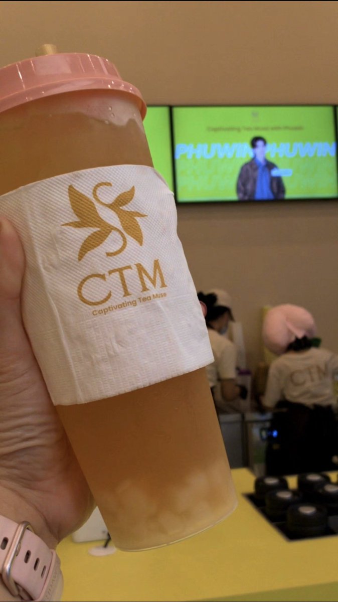 MartikaTP's tweet photo. แม้จะข้ามคืนมาแล้ว​ แต่ขออวยยศงาน​ #CaptivatingTeaMuse #CTMwithPhuwin หน่อย..ขอยก👍🫶🏻 ให้ทีมสตาฟของงาน​ CTM เลย​ คือน่ารักทุกคนอ่ะ​ คุยกับแฟนคลับแบบดี​ มีมิตรไมตรี​ คุยสนุกด้วย​ แล้วแบบคอยเดินดูแลความเรียบร้อยระหว่างก่อนงานเริ่ม​ กันปัญหาเรื่องจับจองที่​ และมาอธิบายว่าเดี๋ยวจะให้ทุกคนยืนตอนก่อนงานเริ่มสักพักใหญ่​นะ เพื่อที่จะเติมคนรอบนอกเข้ามาเพิ่ม​ แต่ให้โอกาสคนที่มาแต่เช้าเลือกพื้นที่ให้เสร็จก่อนค่อยเติมคนลงที่ว่าง​ โดยมีการ์ดเป็นคนพาเข้ามาเติม​ และจะพาน้องเดินผ่านเจอทุกคน​ นี่ก็รู้สึกเป็นระเบียบเรียบร้อยดี​ ทุกคนอยู่กันอย่างสงบสุขและ​ Enjoy​ moment ดีๆ​ ร่วมกัน

อย่างนี่อยู่ใต้บันไดเลื่อนก็​แบ่งๆ​ กันอยู่​ ให้น้องนั่งเก้าอี้​ นี่ยืนหลังน้อง ลูกเล็กเด็กแดงของคนแถวนั้นก็นั่งเล่นกันบนพื้นใต้บันไดเลื่อน​🤣 ที่ภูวินทร์แวะทักทายแซวเด็กๆ​ นั่นแหละ

น้องพนักงานที่หน้าร้านก็น่ารักแนะนำเครื่องดื่มได้ดีเลย​ ตอบ​โจทย์​ความต้องการ​ แนะนำเมนูและ​ระดับความหวานที่เหมาะสมในแต่ละความต้องการของลูกค้าได้ดี

ขอบคุณ​ @CTMThailand ที่เชิญน้องภูวินทร์มาในงานเปิดตัวสาขา​ SIAMSCAPE​ และต้อนรับแฟนคลับน้องอย่างดีนะคะ💕

ป.ล.​ แอบอยากเสนอให้เมนูบนจอ​ขวาสุดเพิ่มขนาด​ font ใหญ่ขึ้นหน่อยค่ะ​ มองไม่ค่อยเห็นเลย😅​เผื่อบางคนอยากดูเมนูจากบนจอก่อนถึงคิว​ order ที่จะเห็นเมนูตรง​ counter
