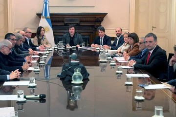 juanelegonzalez's tweet photo. Con lo de Georgieva, Milei se convirtió en el 1° presidente en:

-Sumar a una titular del FMI a una reunión de Gabinete
-Sumar al embajador de Israel a una reunión de Gabinete
-Invitar al ex 1° ministro británico al balcón de la Rosada
-Tener un cuadro de Thatcher en el despacho https://t.co/rlETJAabCz