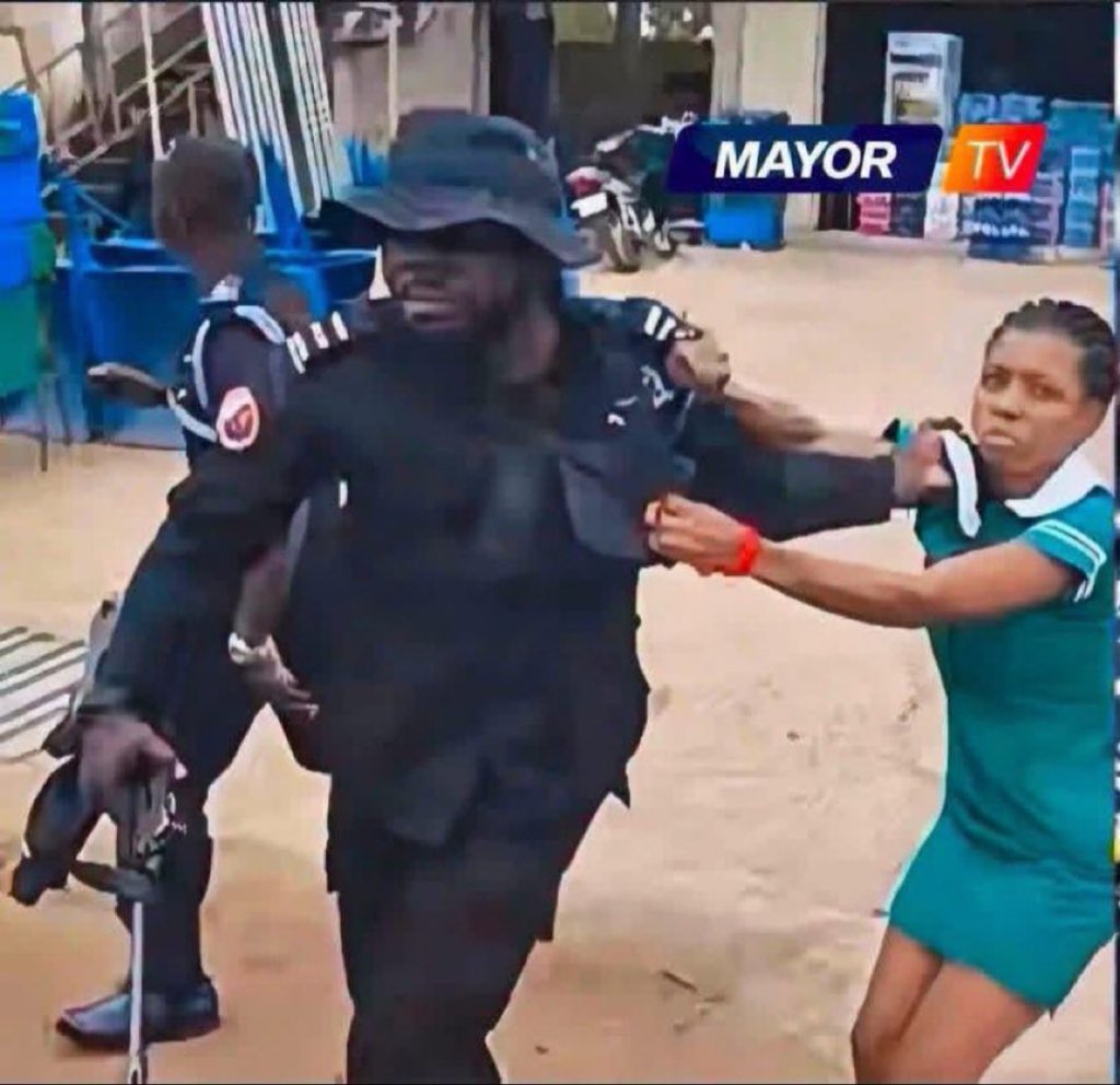 DjoletoT's tweet photo. Under the John Mahama government nurses are beaten like thieves https://t.co/4dyMxJvzAG