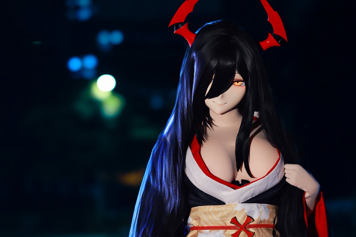 iTcEeA_'s tweet photo. “深夜了呢，我的孩子……今夜的月色正美，需要我为你弹奏一曲安眠的乐章吗？
无论遇到什么困倦与疲惫，只要回到我的怀抱里就好……”
​出镜: me
📷 :@1cycok3_
​#AzurLane #腓特烈大帝 #Kigurumi #着ぐるみ https://t.co/WRCE8tdq9v