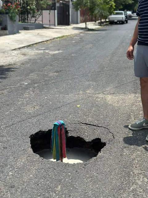 Trafico_ZMG's tweet photo. Nos reportan un socavón sobre la calle Rio Tepalcatepec, entre Arbolitos y Encinos, en la colonia Loma Bonita Ejidal, en Zapopan ⚠️ Favor de atender el reporte @siapagdl 

#DenunciaZMG https://t.co/YHualQVofP