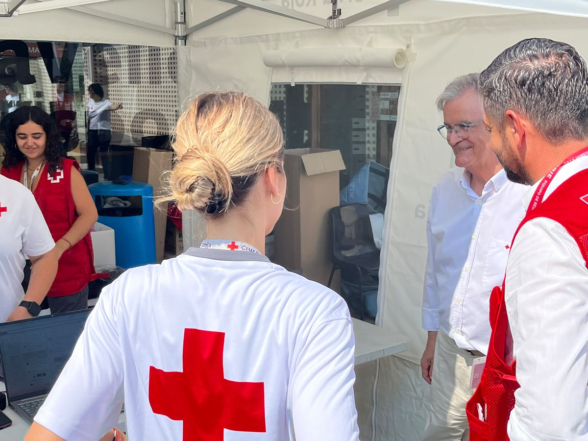 CruzRojaCS's tweet photo. 🚨 El presidente de @CruzRojaEsp en la CV, Rafael Gandía, agradeció hoy su labor a los equipos que gestionan los albergues de Moncofa, Nules y Onda, donde atienden desde el sábado a las personas que dejaron sus casas, amenazadas por el fuego en la Vall d'Uixó. https://t.co/yD7S1D85X0